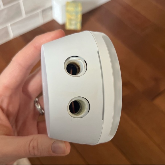 Pura 4 Smart Phone Scent Diffuser with “Anthropologie” scent included. - Picture 9 of 11